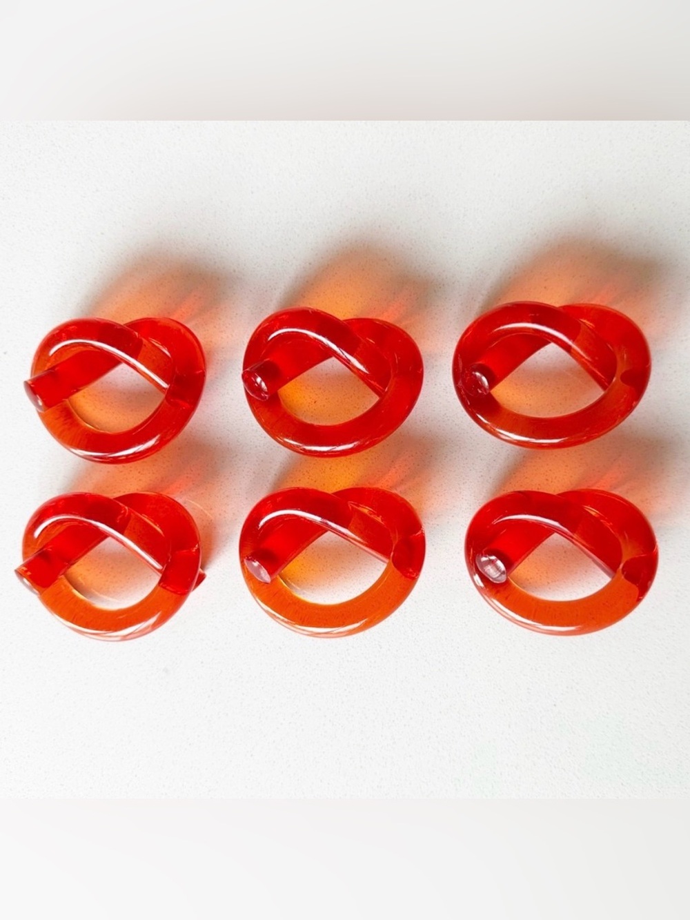 6 Dorothy Thorpe Lucite Pretzel Napkin Rings
